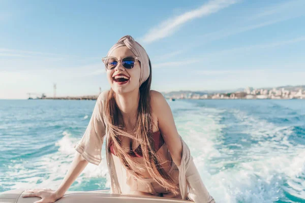 Ein fröhlich lachendes Mädchen segelt auf einer Jacht auf dem karibischen Meer, genießt einen Urlaub — Stockfoto