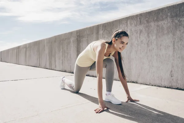 Slanka sport flicka beredd att köra en lång sträcka, leder en aktiv och hälsosam livsstil — Stockfoto