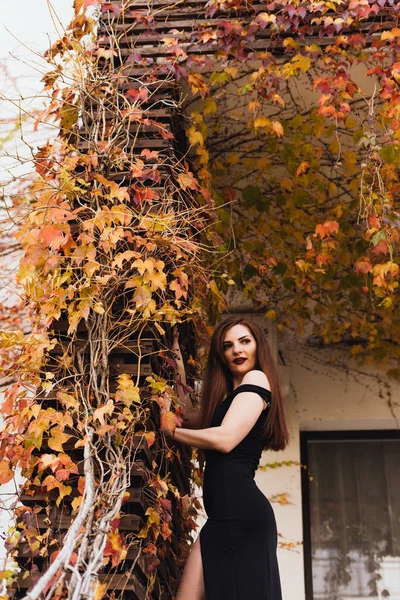 Hermosa chica sexy con el pelo largo posando en su jardín, sonriendo y disfrutando de la calidez — Foto de Stock