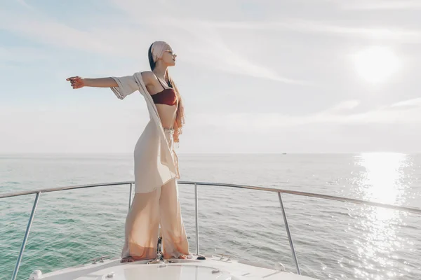 A luxus elegáns lány nyári ruhák élvezi a nyári meleg szél, a yacht és úszik — Stock Fotó