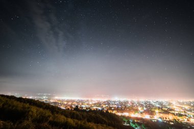 Büyük şehir, gece gökyüzü ve birçok parlak ışık üstten görünüm