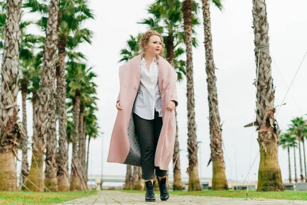 bahar ve sıcak, temiz hava ve hava çok güzel zevk beyaz gömlekli zarif genç kız