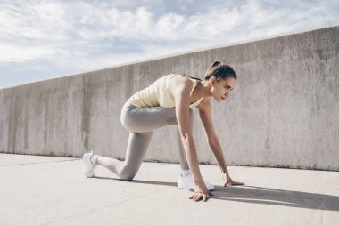 spor için dayanıklı atletik kız giriyor bir maraton açık havada çalıştırılmaya hazırlanıyor