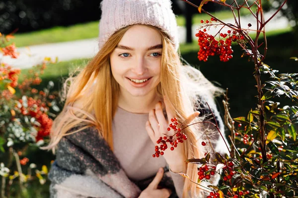 Joven hermosa chica rubia en sombrero disfrutando del sol de primavera en su jardín, sonriendo — Foto de Stock