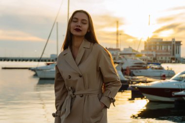 seaport, bej bir palto poz uzun saçlı güzel çekici kız