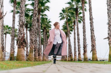 yeşil avuç içi yanındaki bir parkta bahar keyfi bir kat aktif neşeli kız