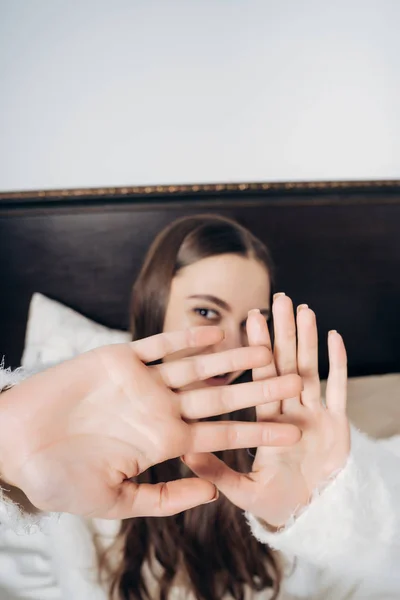 Fiatal félénk lány pizsama bezárja a kamera kezét, jó hangulat — Stock Fotó