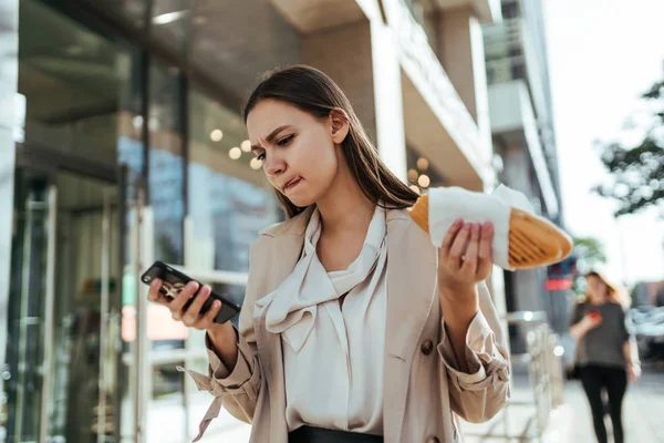 Online bir smartphone bir mola sırasında çalışma meşgul iş kadını — Stok fotoğraf