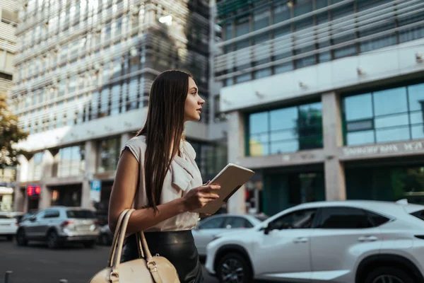 Young business lady catches a taxi at work — Stock Photo, Image