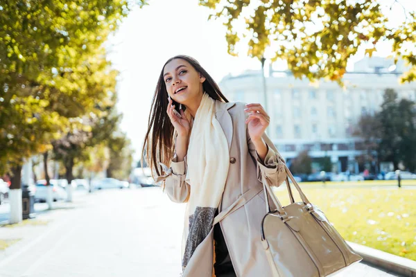 Young woman talking on the phone — Stock Photo, Image