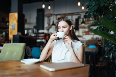 Genç güzel Profesyonel kahve molası zamanında içme
