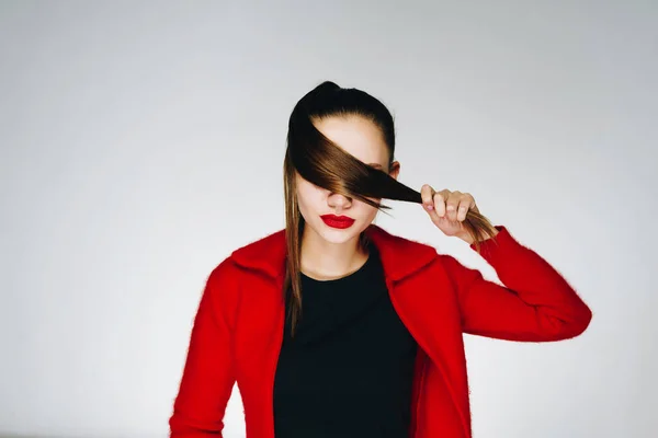 Mujer Moda Con Estilo Una Chaqueta Roja Cubre Cara Con — Foto de Stock