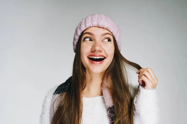Dziewczyna w kapeluszu i sweter pokazuje jej idealne to nie magnes, zdrowe i długie włosy — Zdjęcie stockowe