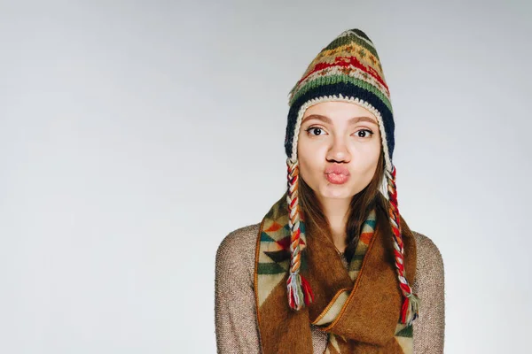 Lustiges Mädchen mit skandinavischer Mütze zappelt in die Kamera, Lippen ducken sich. Norwegische Kleidung — Stockfoto