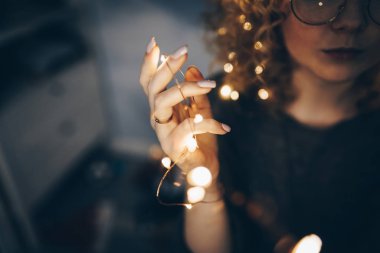 parlayan çelenk tutan el yakın çekim