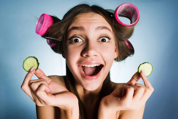 Ileri salatalık dilimleri tutan korkmuş arayan bir kadın — Stok fotoğraf