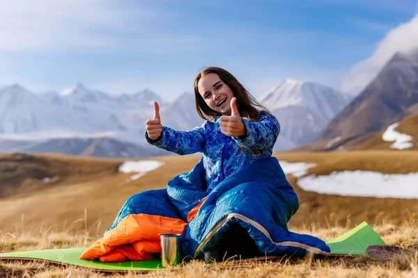 Щаслива жінка турист на фоні гір — стокове фото