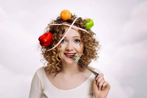 A lány Fogyókúra, eszik egy üres villát, mérőszalag körül a fejét. anorexia és az elhízás elleni küzdelemhez — Stock Fotó