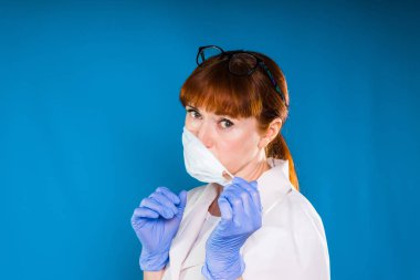 gözlüklü kadın doktor tıbbi maske kendisinden kaldırır