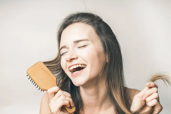 Fine femme heureuse profiter des cheveux de santé, soins de beauté — Photo