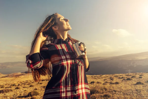 Щаслива дівчина мандрівник, що стоїть на вершині гори — стокове фото