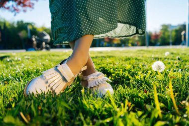 Backgroung yaz metin, çim closeup bacaklarına ilham ve motivasyon için