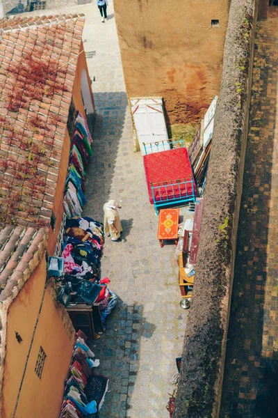 Vista superior de la antigua calle en Marruecos, el mercado. Calle Chefchaouen — Foto de Stock