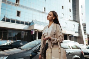 Ofis çalışanı kız binalar boyunca iş sonra gider