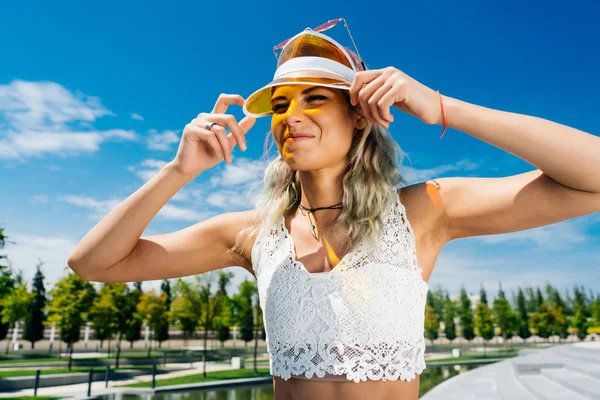 공원에서 휴식 노란색 모자에 운동 여름 소녀 힙스터 — 스톡 사진