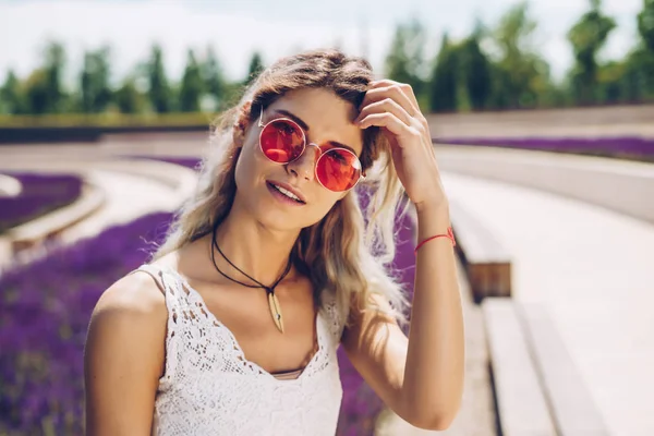 Giovane ragazza hipster atletico guarda nella fotocamera in vetri rotondi colorati. Vacanze estive — Foto Stock