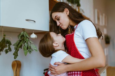 Anne ve kızı birbirlerine bakmak ve mutfakta yüzleri yapmak