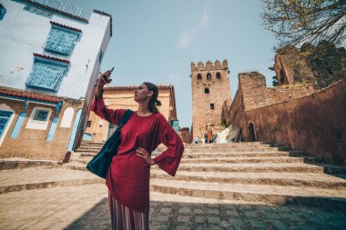 Kız gezgin Fas, Chefchaouen eski şehrin arka planda selfie yapar
