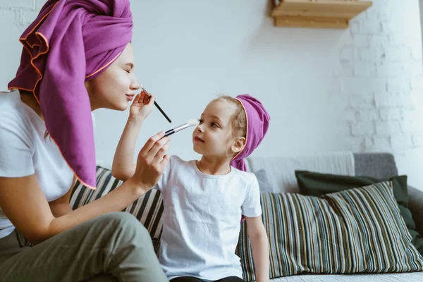 Mamá y su hija hacen maquillaje y juegan después del baño — Foto de Stock