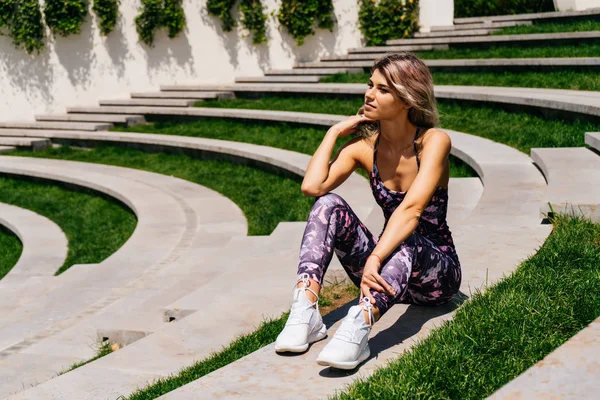 Chica entrena en un parque de la ciudad, entrenamiento al aire libre — Foto de Stock