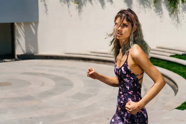 Uma menina cansada está treinando duro para correr, meio-dia e exercício na rua. Treino no parque — Fotografia de Stock