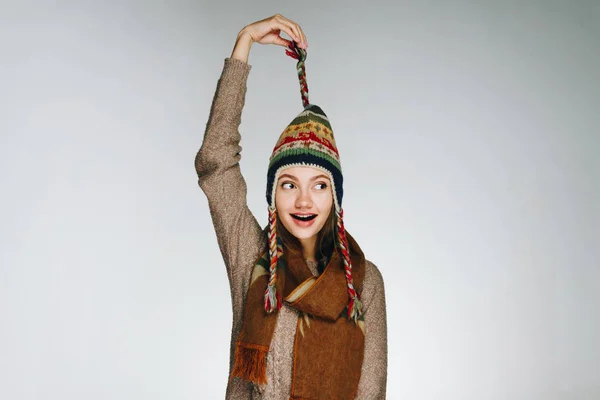 Αστείο κορίτσι στα εθνικά ρούχα της Νορβηγίας σε λευκό φόντο, αστείο — Φωτογραφία Αρχείου