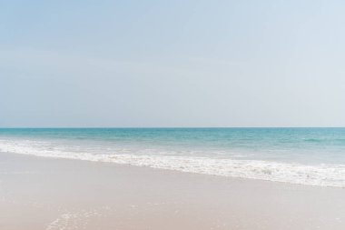 Okyanus manzarası ve kumdaki ayak izleri