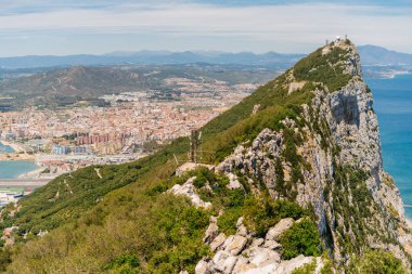 Cebelitarık. Dağ manzarası, okyanus ve şehir.