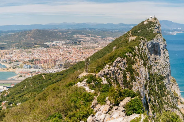 Gibraltar .landscape paisaje de montaña, el océano y la ciudad por debajo — Foto de Stock