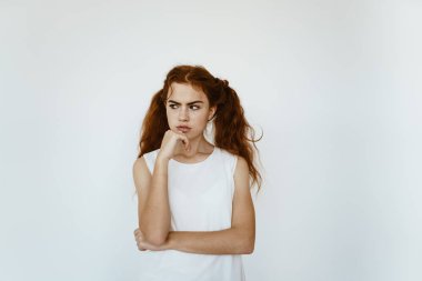 Kızgın bir öğrenci dudaklarını büzdü ve çenesini eliyle tuttu. ışık arkaplanı