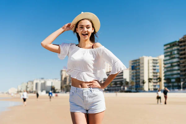 Freudiges Mädchen am Strand ruft überrascht aus — Stockfoto
