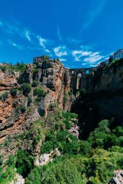 Ronda. Dağlar, gökyüzü, kayaların arasında güzel bir kale.