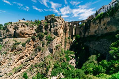 Ronda. Manzara. Bitkilerle sarmalanmış eski bir binanın muhteşem manzarası