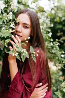 Yasemin çalılarının arkasında romantik bir genç kız