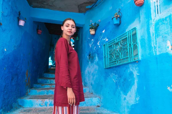 Chica en ropa nacional morocco en la ciudad azul — Foto de Stock