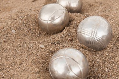 Plaj. Bocha oyunu. Bocha kum üzerinde için parlak Gümüş Top.