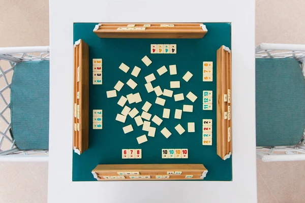 Török Társasjáték Okey Rummikub Egy Asztal Zöld Ruhával Chipsszel Játékosok — Stock Fotó