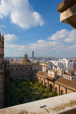 Sevilla Katedrali, İspanya üstünden havadan görünümü. Sevilla Katedrali en büyük Gotik Katedrali ve dünyanın üçüncü en büyük Kilisesi olduğunu.