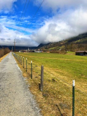 Bahar manzara Bad Hofgastein ve Bad Gastein şehirler arasında. Avusturya