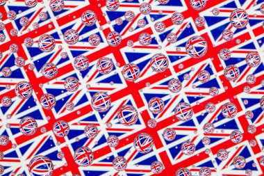 Yağmur damlaları ile kaplı bir cam arkasında Büyük Britanya'nın bayrakları.